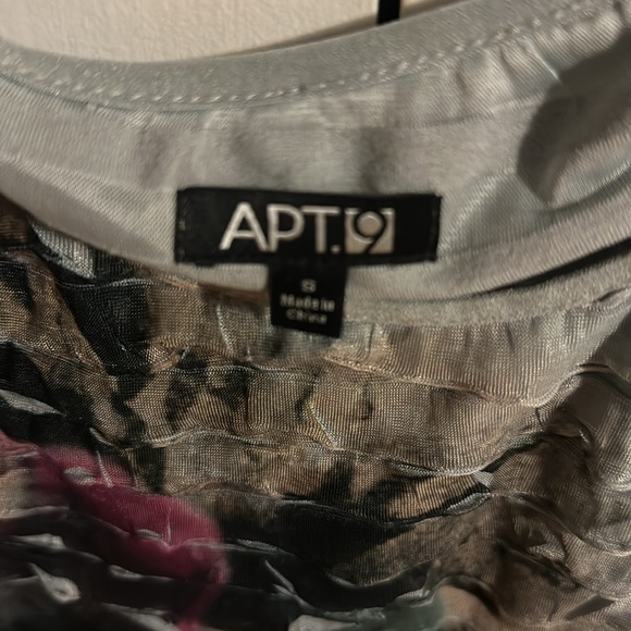 Tanktop- gray with floral pattern diagonal across the front. - Picture 6 of 6